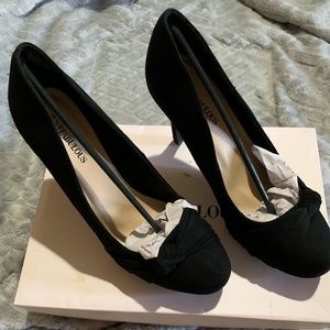 Black velvet fabric pumps size 7.5